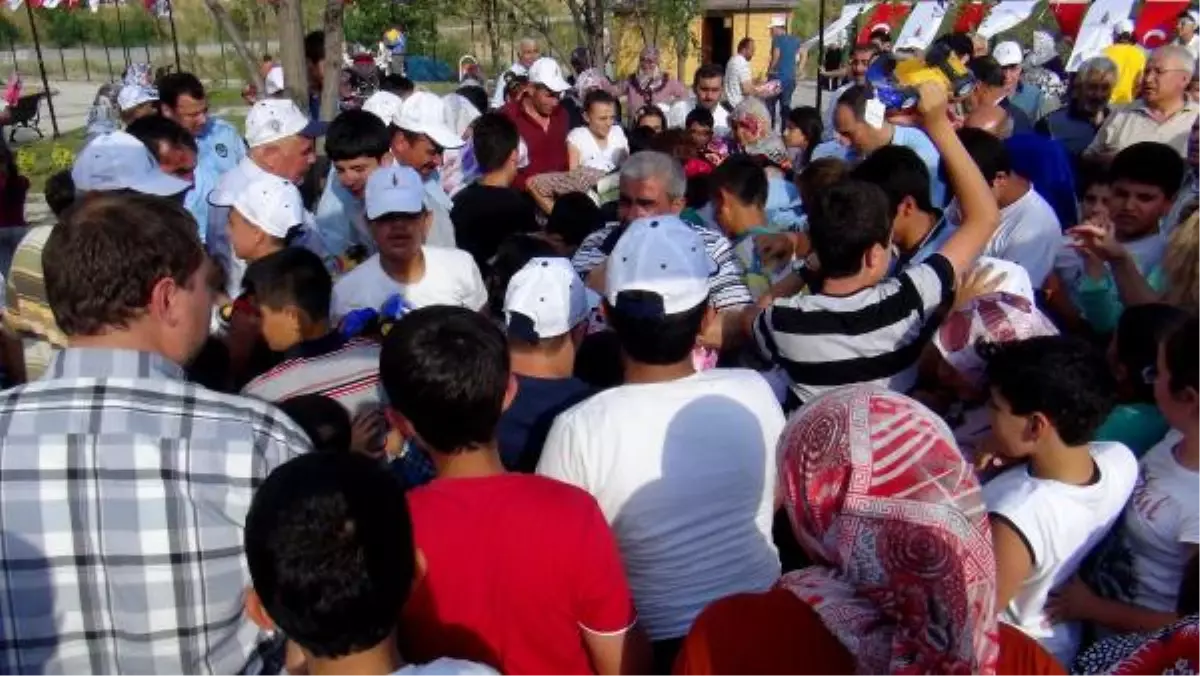 Park Açılışında Oyuncak ve Namazlık İzdihamı