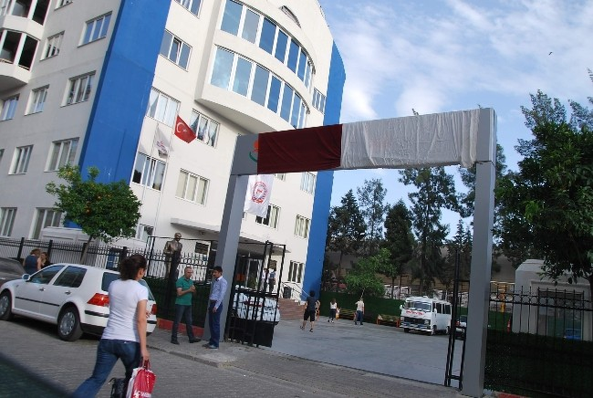 Patronlar Anlaşamayınca Okulun Tabelaları Kapatıldı