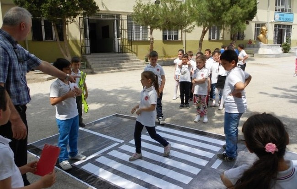 Polisler\'den Öğrencilere Trafik Kuralları Semineri