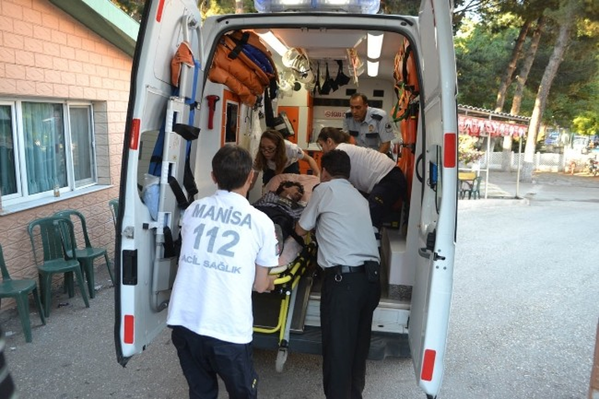 Refüje Çarpan Motosiklet Devrildi: 1 Ağır Yaralı