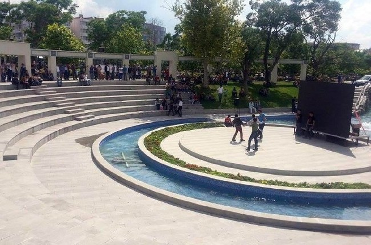 Sıcaktan Bunalan Gençler Kendini Apaçi Dansına Verdi