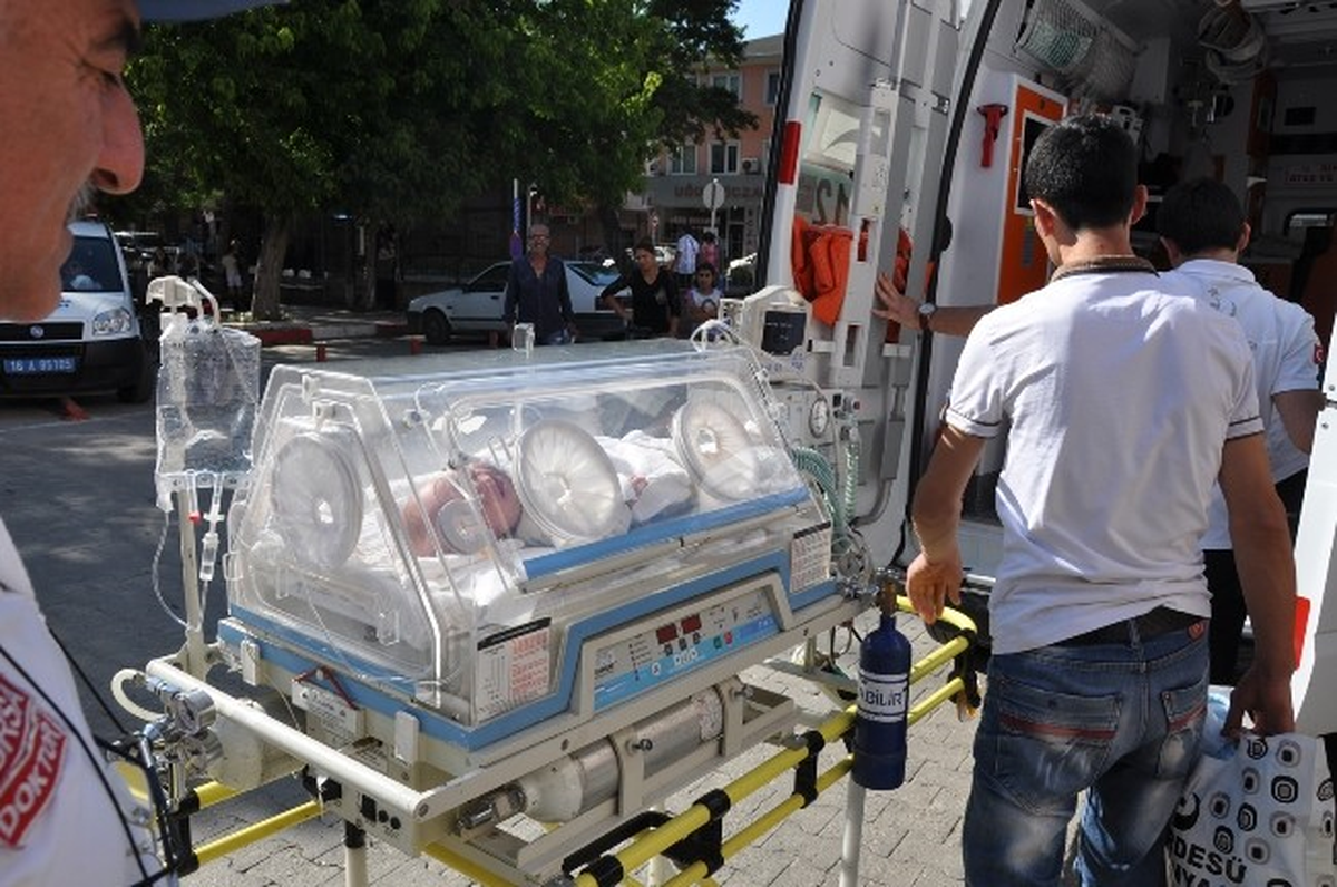 Solunum Sıkıntısı Çeken İkiz Bebekler Kuvöz İçinde Hastaneye Sevk Edildi