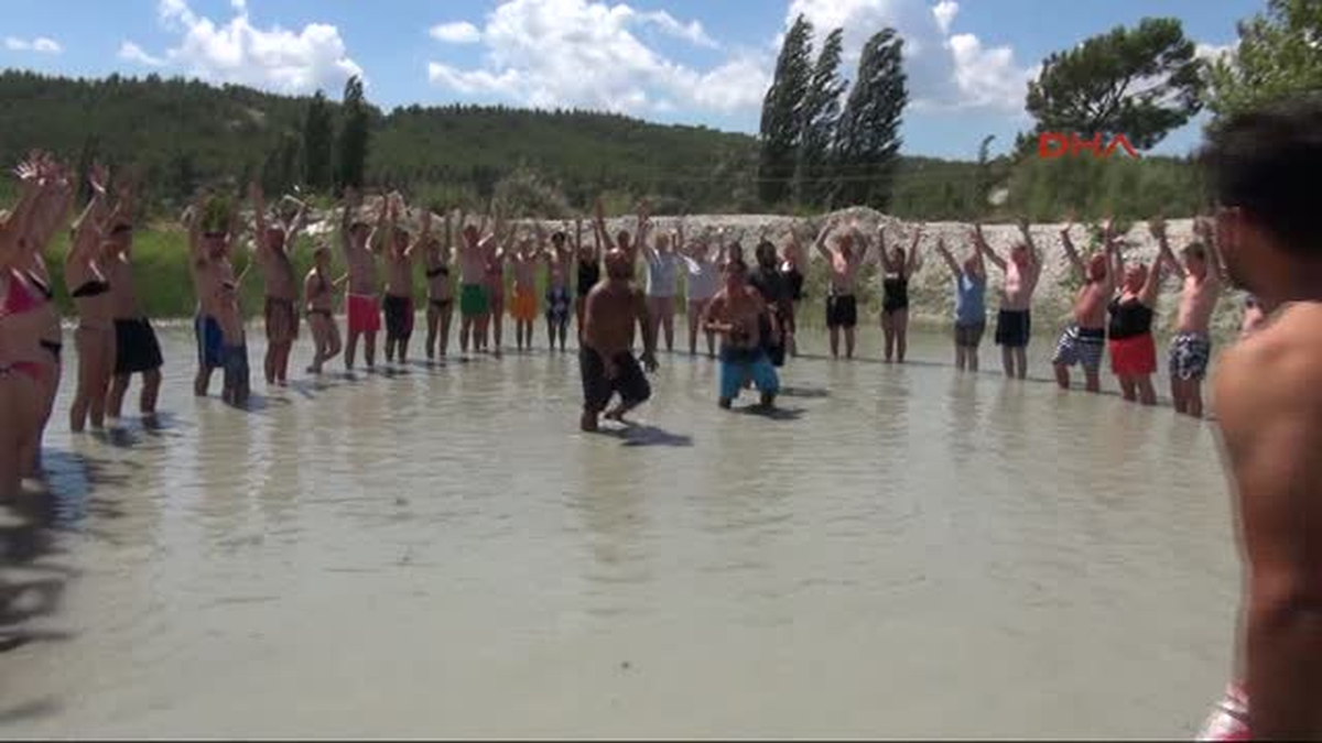 Turistlerin Çamur Banyosu Keyfi