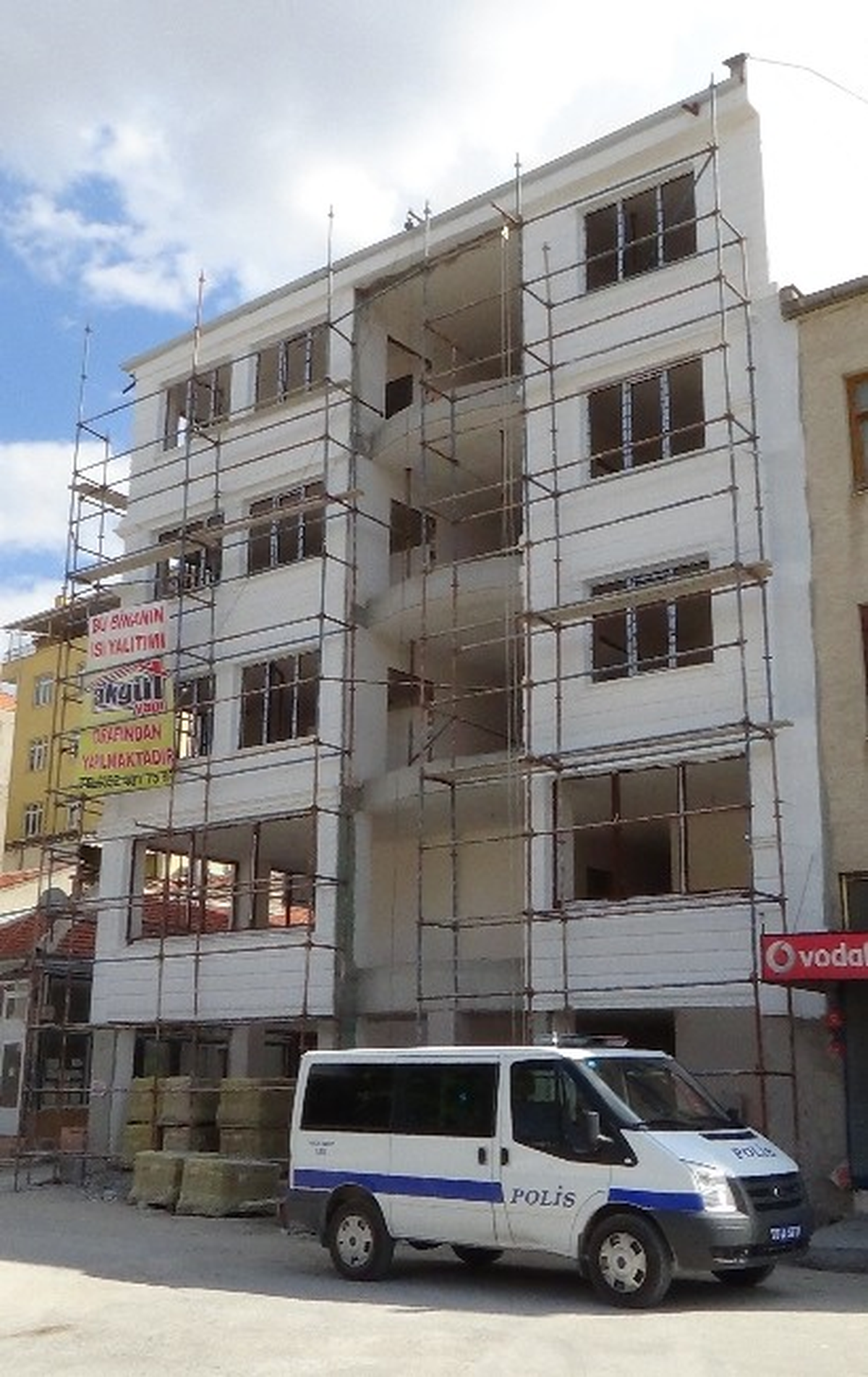 Karaman\'da Uyumak İçin Girdiği İnşaatta Düşerek Yaralandı