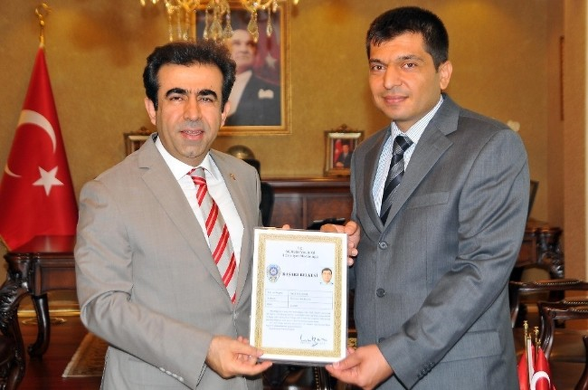 Vali Güzeloğlu\'ndan Emniyet Personeline Başarı Belgesi