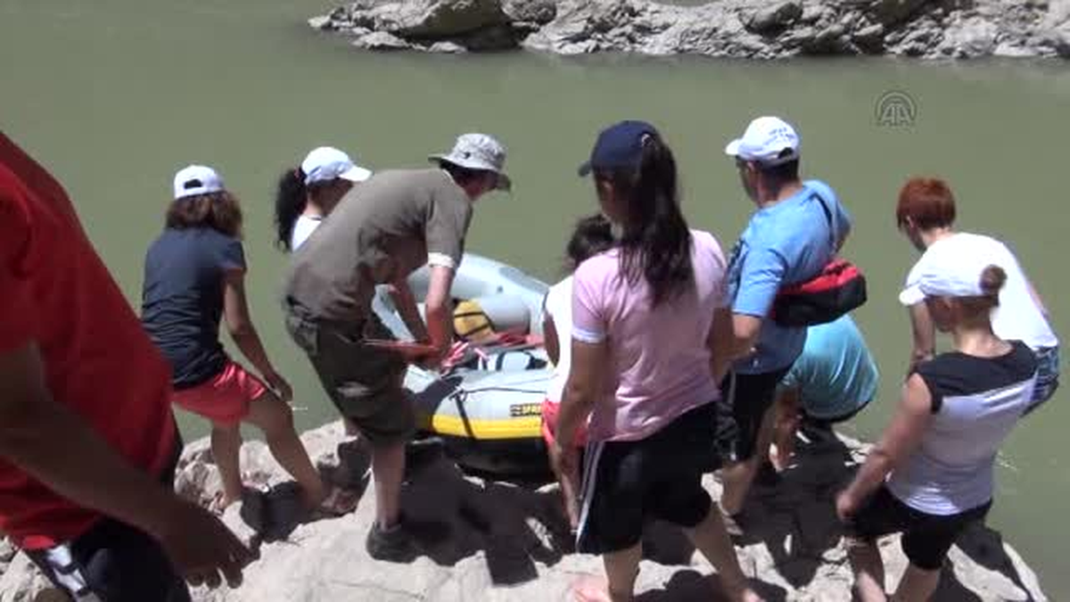 Yazıcıoğlu\'nun kızı Karasu\'da rafting yaparak babasını andı -