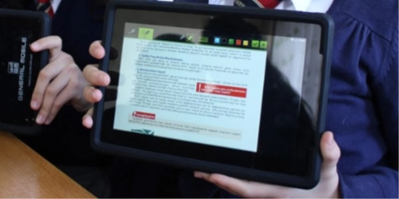 Aydıncık\'ta 36 Çocuğa Tablet Bilgisayar Hediye Edildi