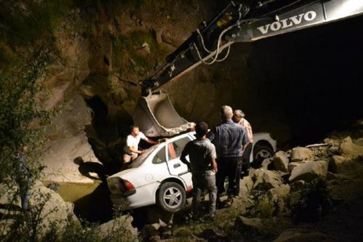 5 Metreden Dereye Düşen Otomobil Kepçeyle Çıkarıldı