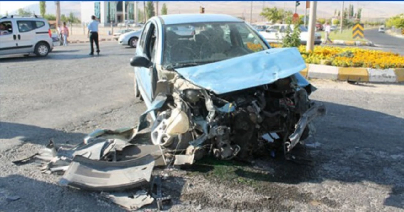 Ankara\'da Zincirleme Trafik Kazası: 4 Yaralı