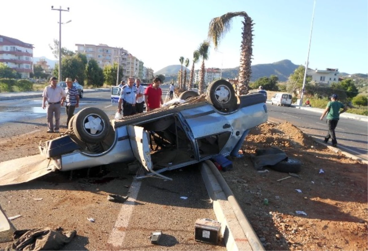Antalya\'da 2 Trafik Kazası: 1 Ölü, 2 Yaralı