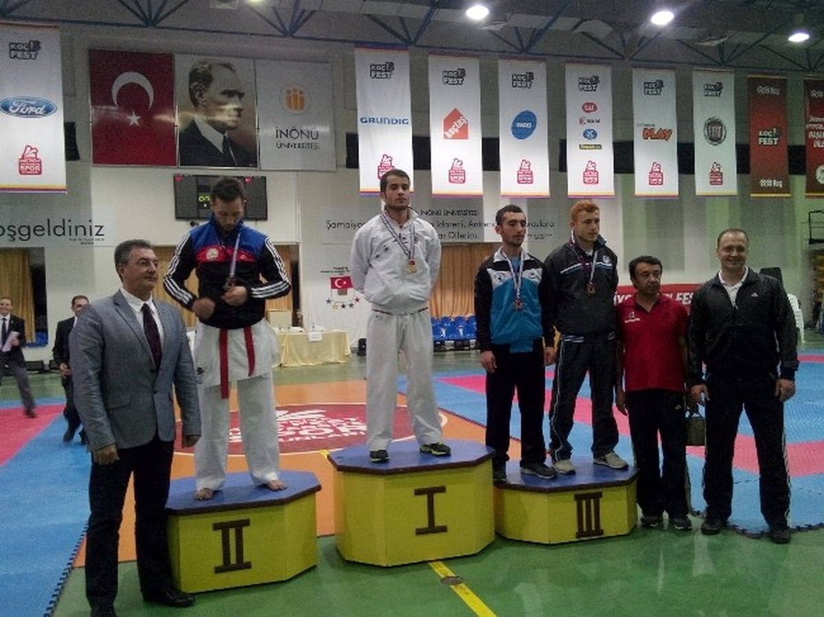 Atatürk Üniversitesi Karate Takımı\'ndan Dünya Üçüncülüğü
