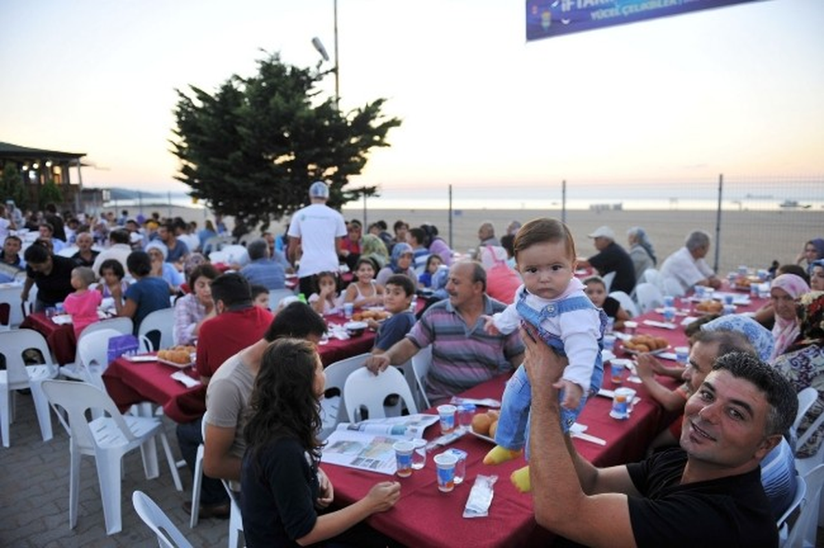 Beykoz\'da Komşuluk ve Paylaşmanın Adresi \'Sokak İftarları\'