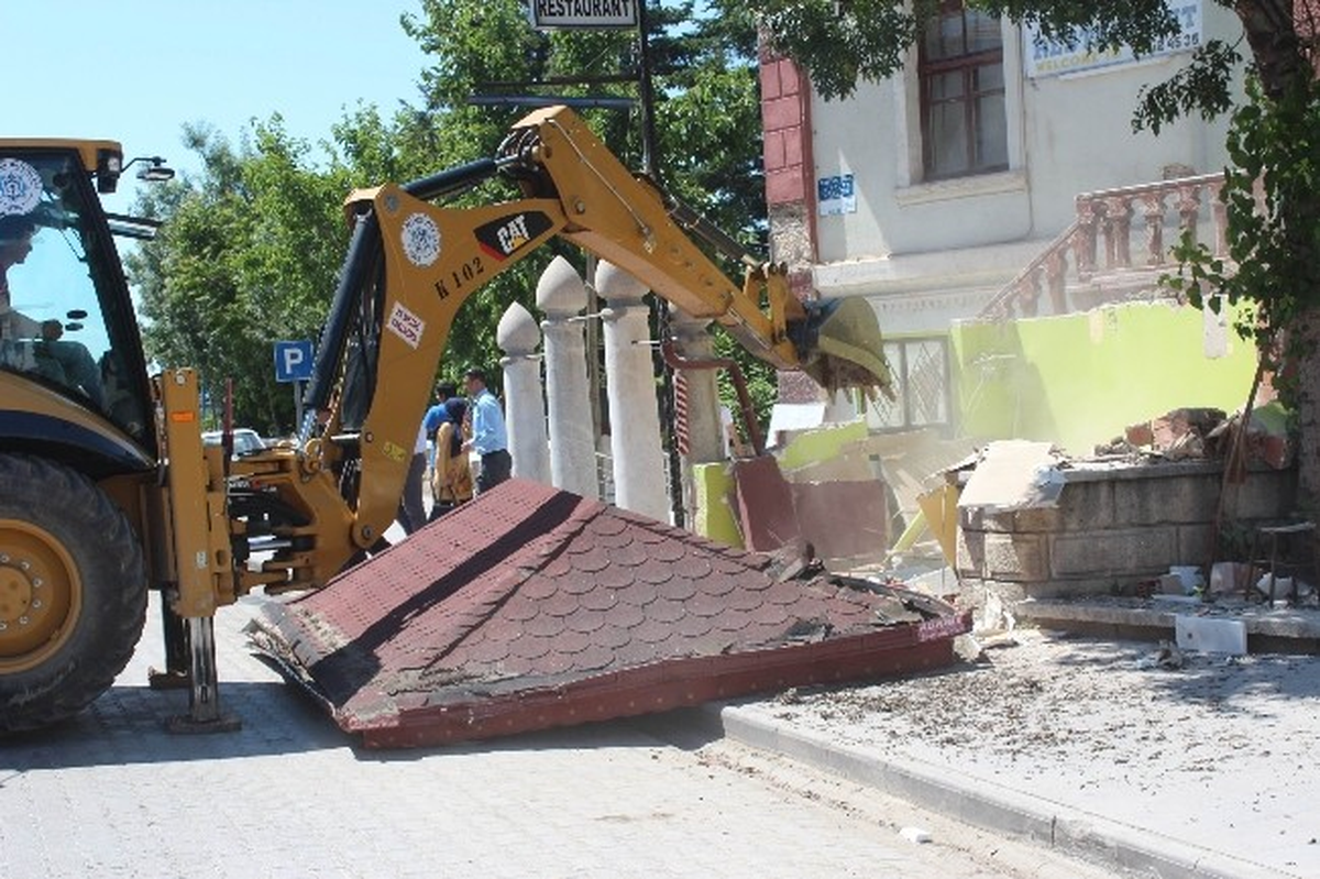 Beyşehir\'de Görüntü Kirliliğine Yol Açan Yapılar Yıkılıyor