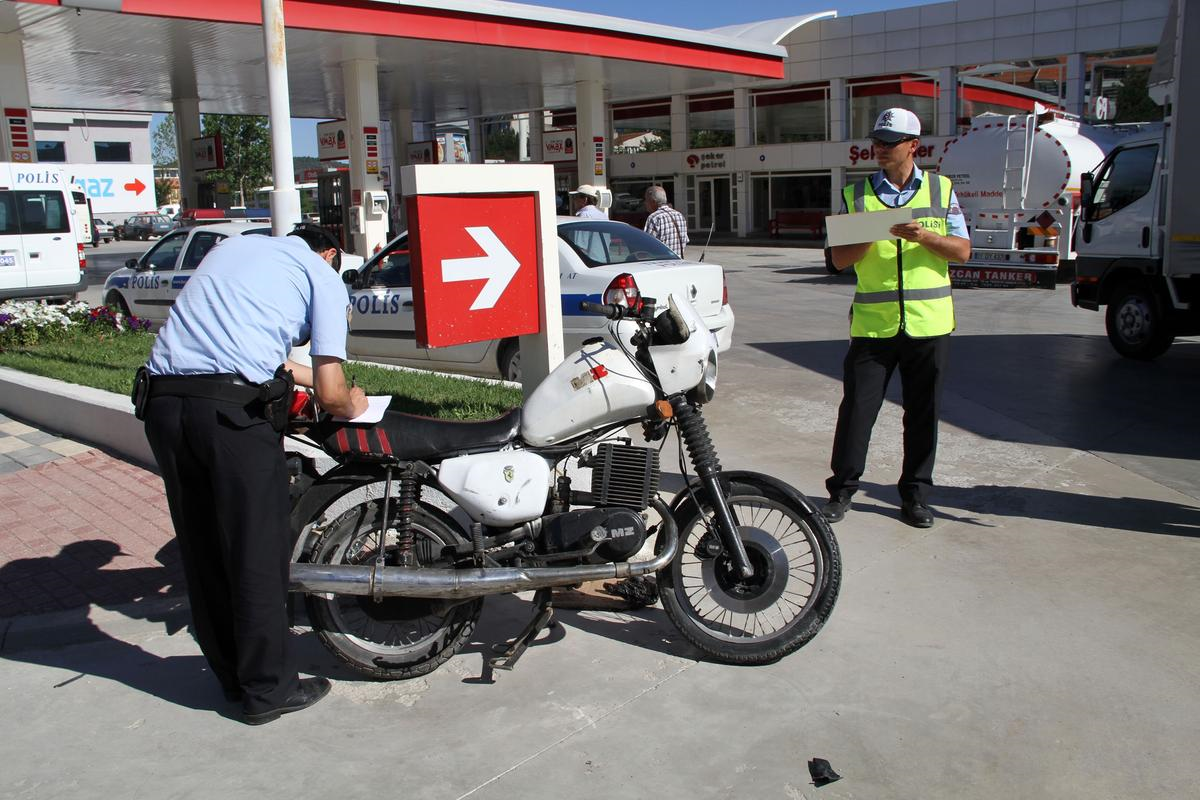 Bilecik\'te Otomobil ile Motosiklet Çarpıştı: 2 Yaralı