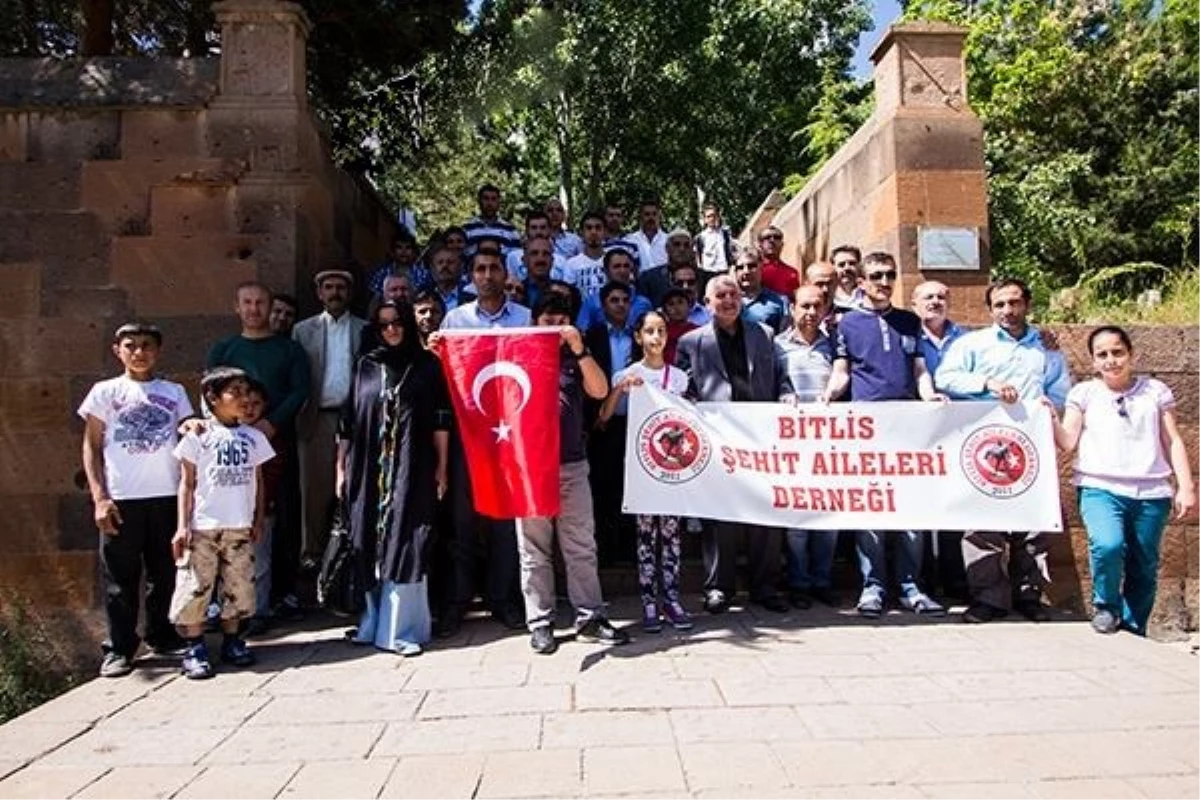 Bitlis Şehit Aileleri Derneği\'inin Ahlat Ziyareti