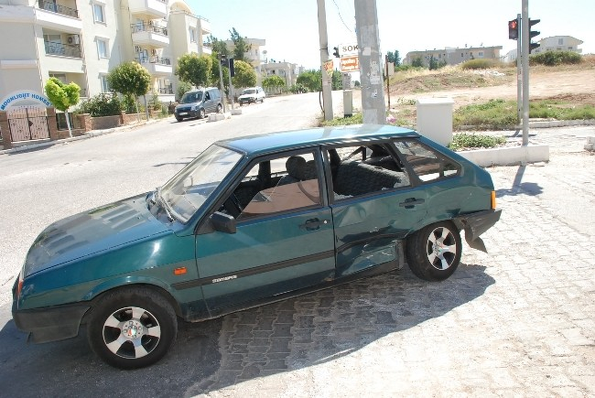 Didim\'de Kavşakta Kaza: 2 Yaralı
