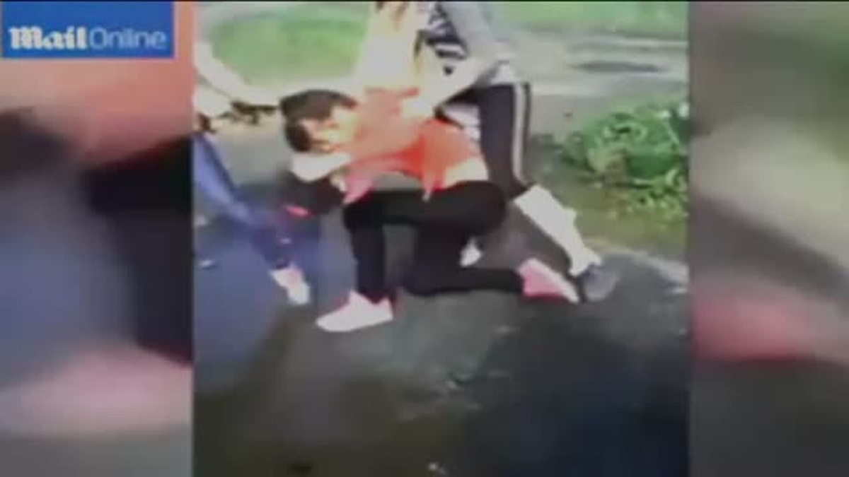 Sırf Güzel Diye Arkadaşlarına Pis Su İçirdiler