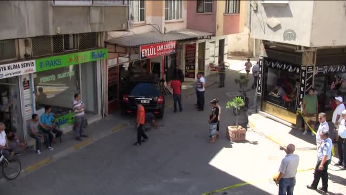 Edremit\'te cip iş yerine girdi: 1 yaralı -