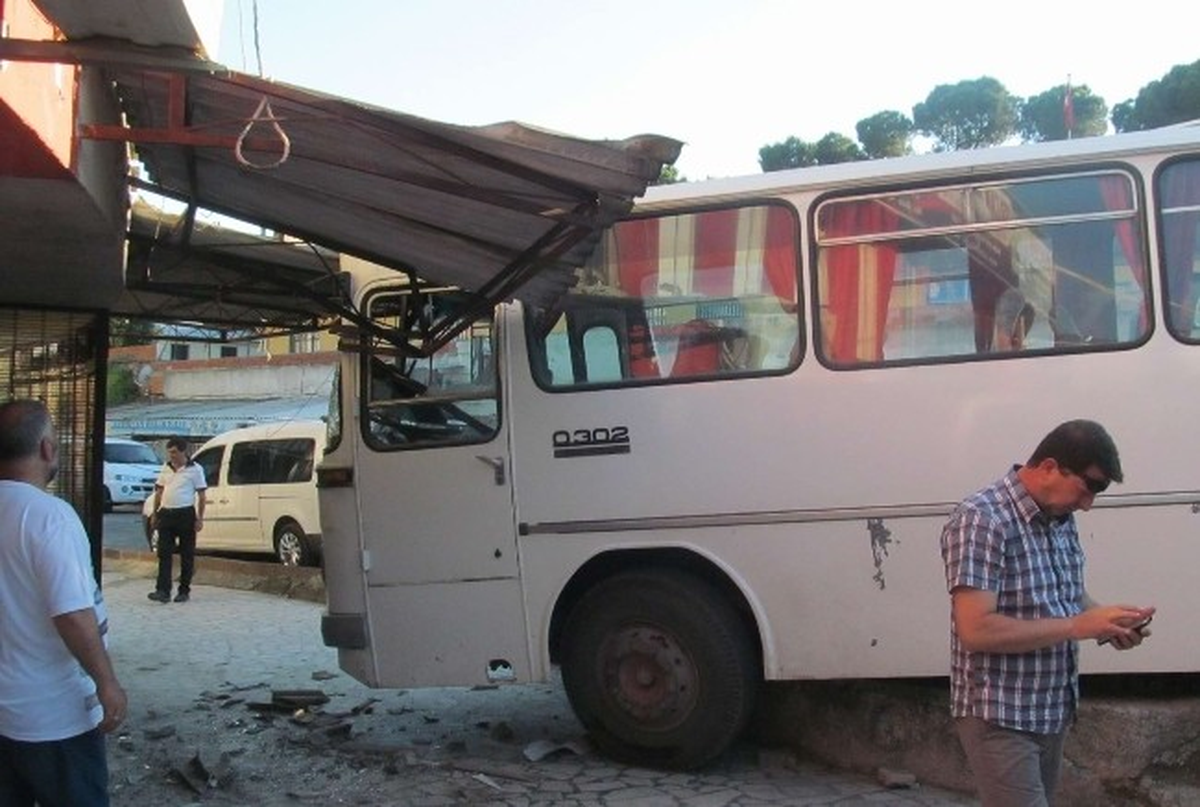 Edremit\'te Freni Boşalan Otobüs Binaya Çarptı