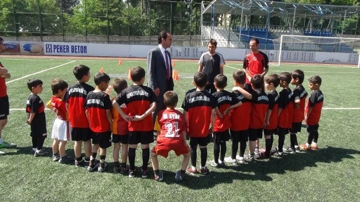 Gençlerbirliğispor\'un Yaz Futbol Okulu Açıldı