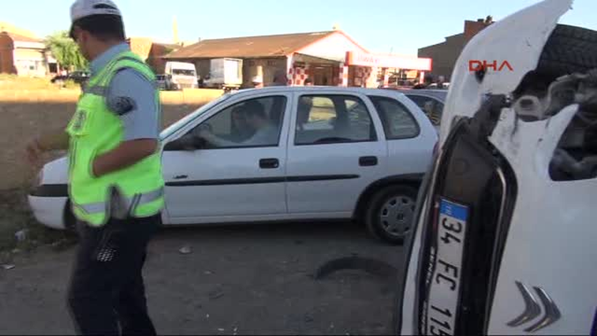 Gözüne Güneş Işığı Gelen Sürücünün Kontrolünden Çıkan Otomobil, Park Halindeki Araçlara Çarptı