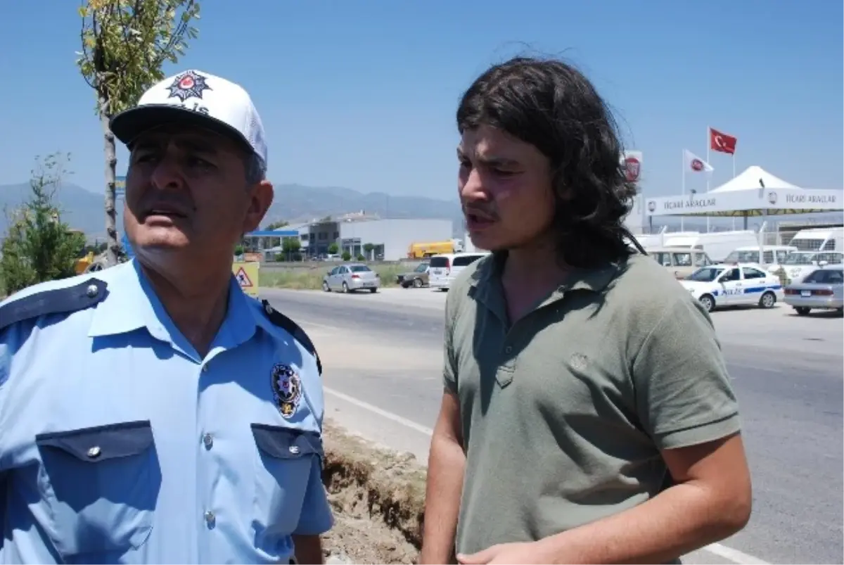 Güneş Gözlüğünü Silmeye Çalışırken Takla Attı