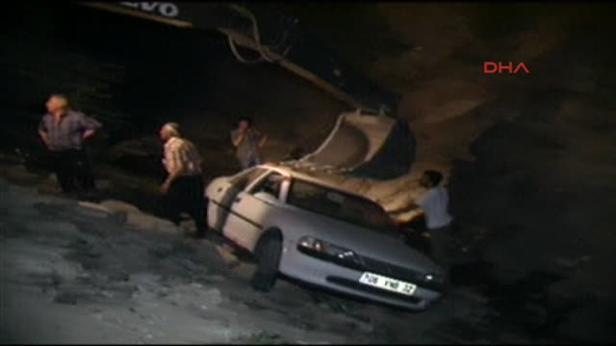 Kahramanmaraş 5 Metre Yükseklikten Dereye Düşen Otomobil Kepçeyle Çıkarıldı