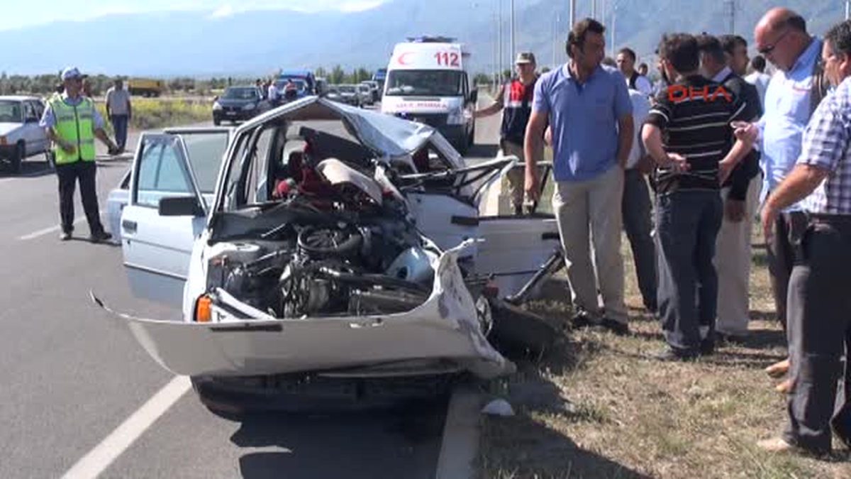 Kamyon ile Otomobil Çarpıştı: 1 Ölü