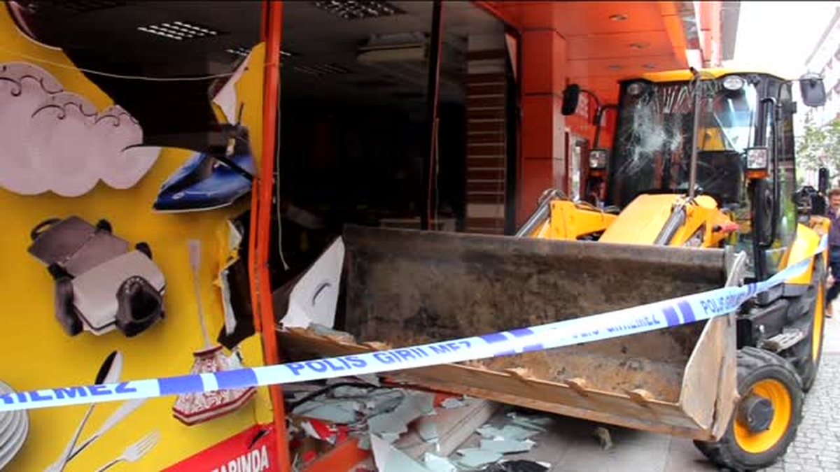 Kiracıyı çıkaramayınca iş yerinin camlarını iş makinesiyle kırdırdı -