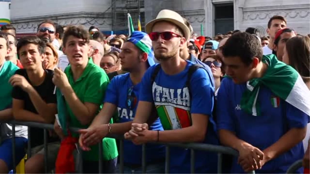 Maçı dev ekrandan izleyen İtalyanlar, büyük üzüntü yaşadı -