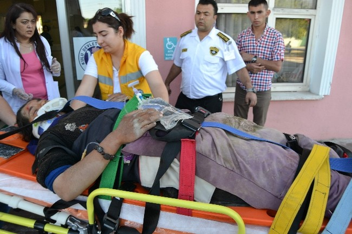 Konya\'da Mevsimlik İşçi Taşıyan Minibüs Devrildi: 19 Yaralı