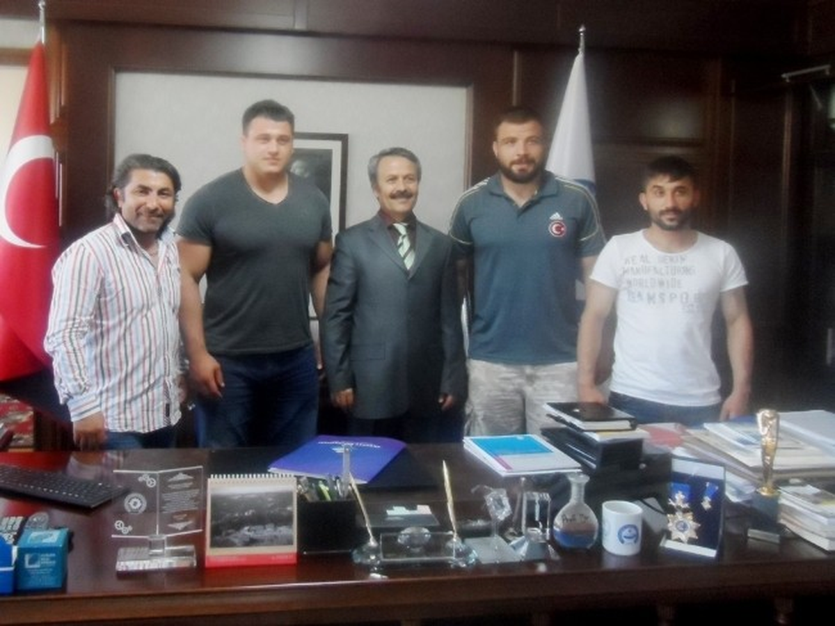 Milli Güreşçi Rıza Kayaalp Asü\'den Mezun Oldu