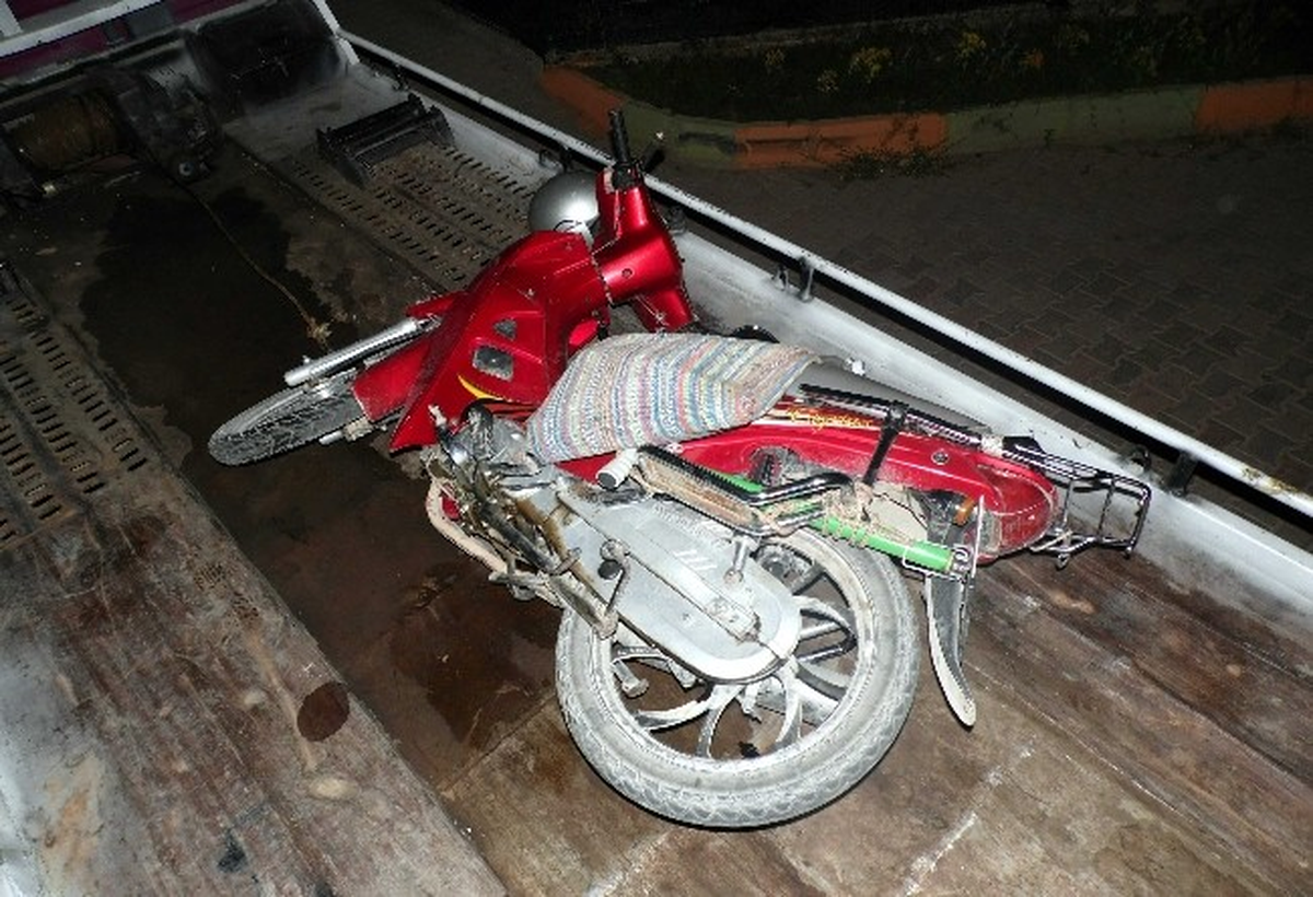 Motosiklet Elektrik Direğine Çarptı: 3 Yaralı