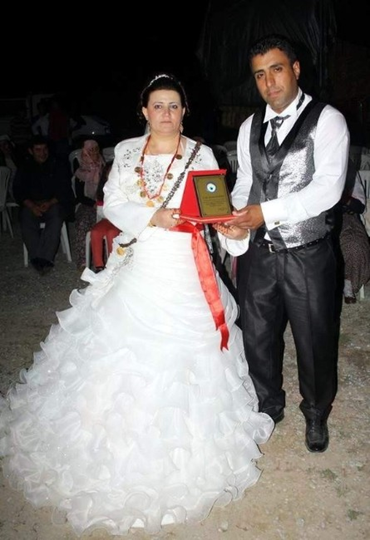 Aydın\'da Muhtardan Evlenen Çiftlere Plaketli Kutlama