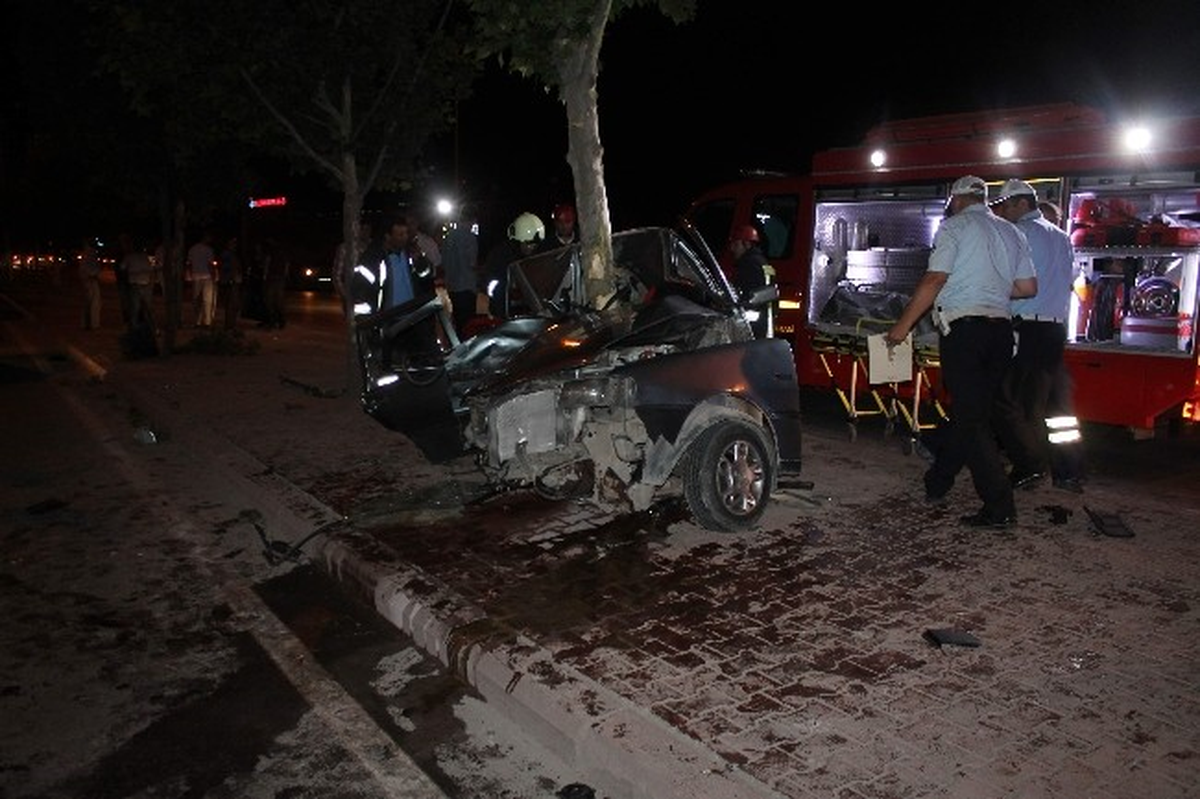 Otomobil Ağaca Saplandı: 1 Ölü, 1 Yaralı
