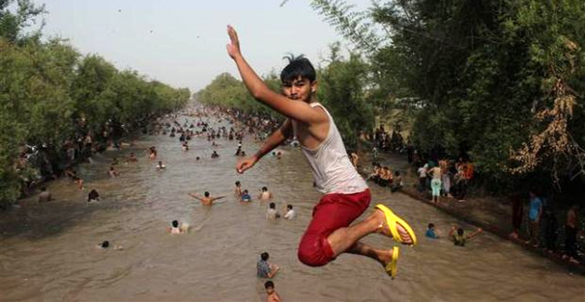 Pakistanlılar Kanalda Serinlediler