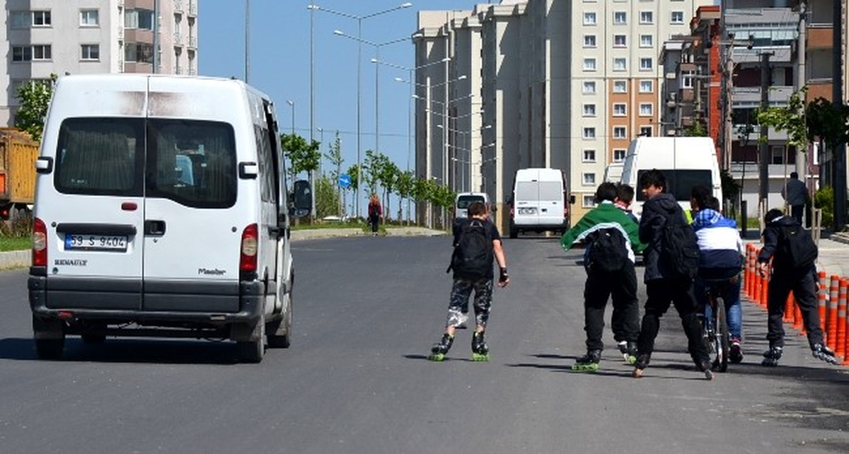 Çorlu\'da Patenli Gençler Kazalara Davetiye Çıkartıyor