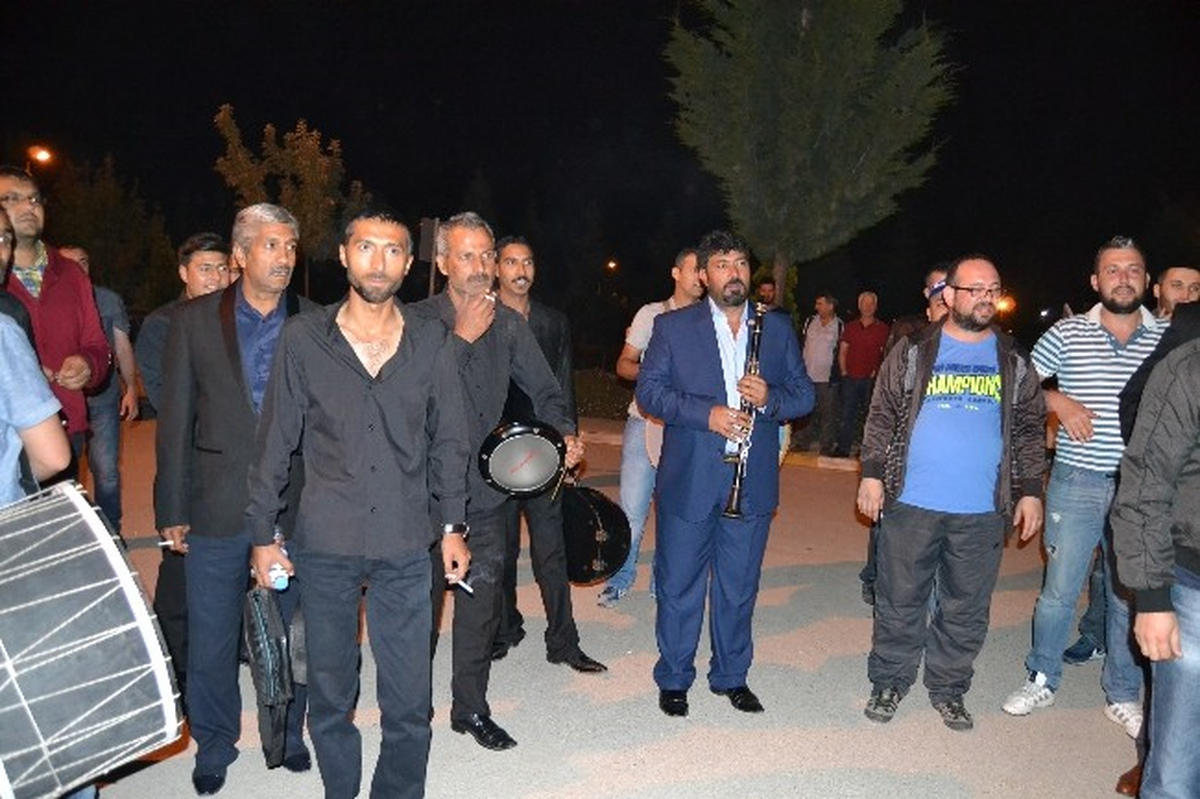 Romanlardan Grevdeki Şişecam İşçilerine Destek
