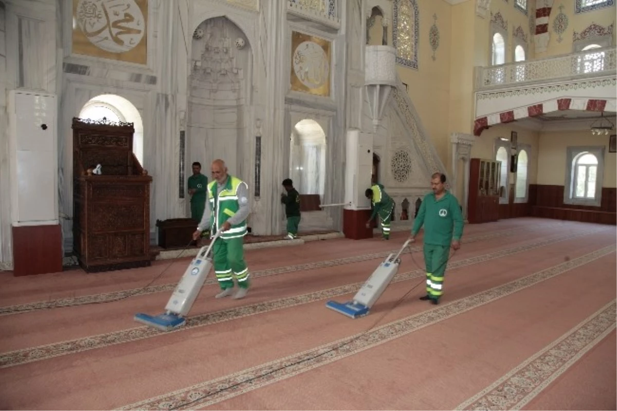 Şahinbey Belediyesi Camileri Düzenli Bir Şekilde Temizleniyor