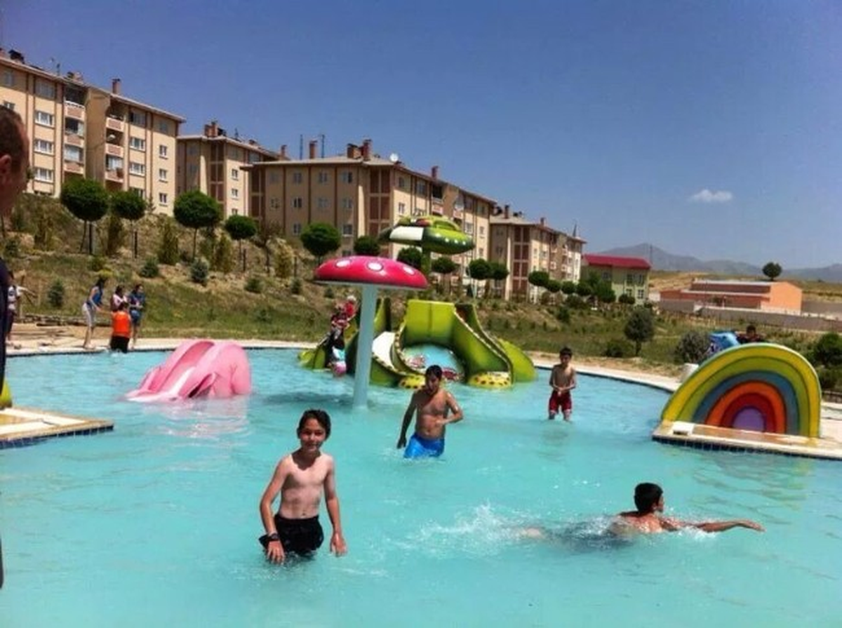 Şiranlı Çocuklar Sıcak Havada Aquaparkta Serinliyor