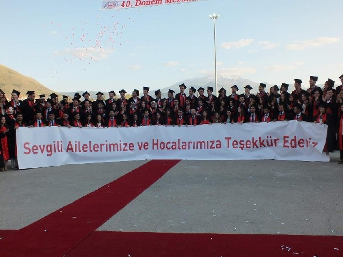 Tıp Fakültesi 40. Dönem Mezunlarını Verdi