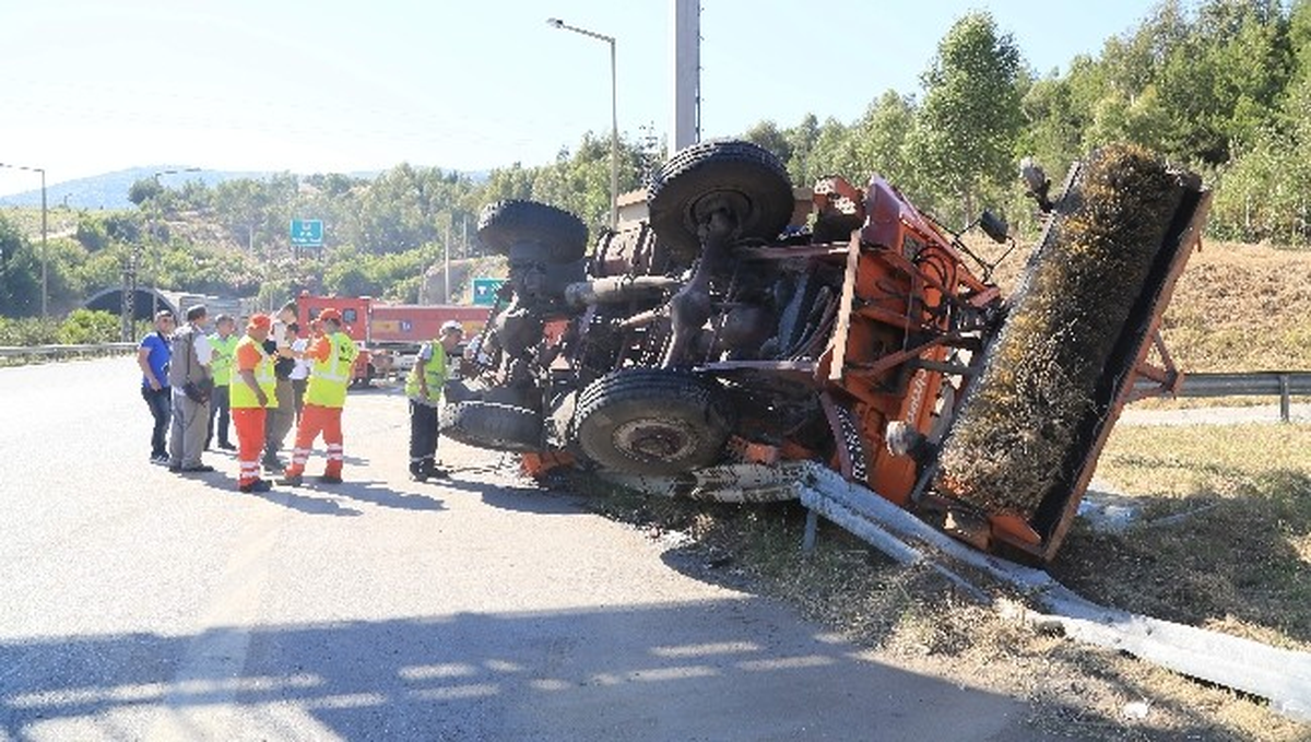 Tır, Karayolları İşaretleme Aracına Çarprı: 1\'i Ağır, 4 Yaralı