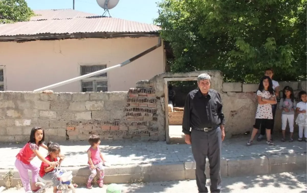 Yuttuğu Sineği Öldürmek İçin Zehir İçti, Ölümden Döndü