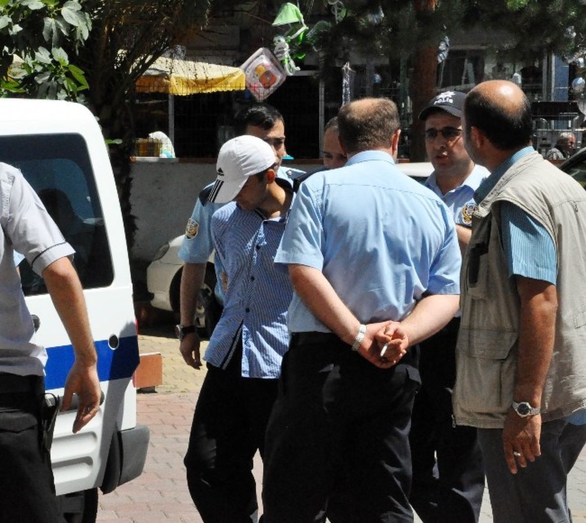 Banka Güvenlik Görevlisinin Silahını Çaldı