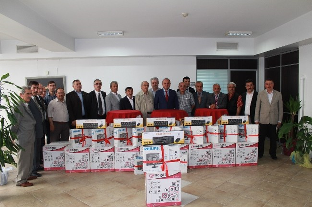 Başkan Babaş, Muhtarlara Bilgisayar Dağıttı