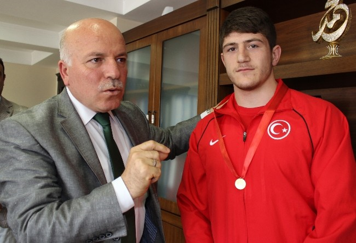 Büyükşehir Belediye Başkanı Sekmen Şampiyon Güreşçiyi Ödüllendirdi