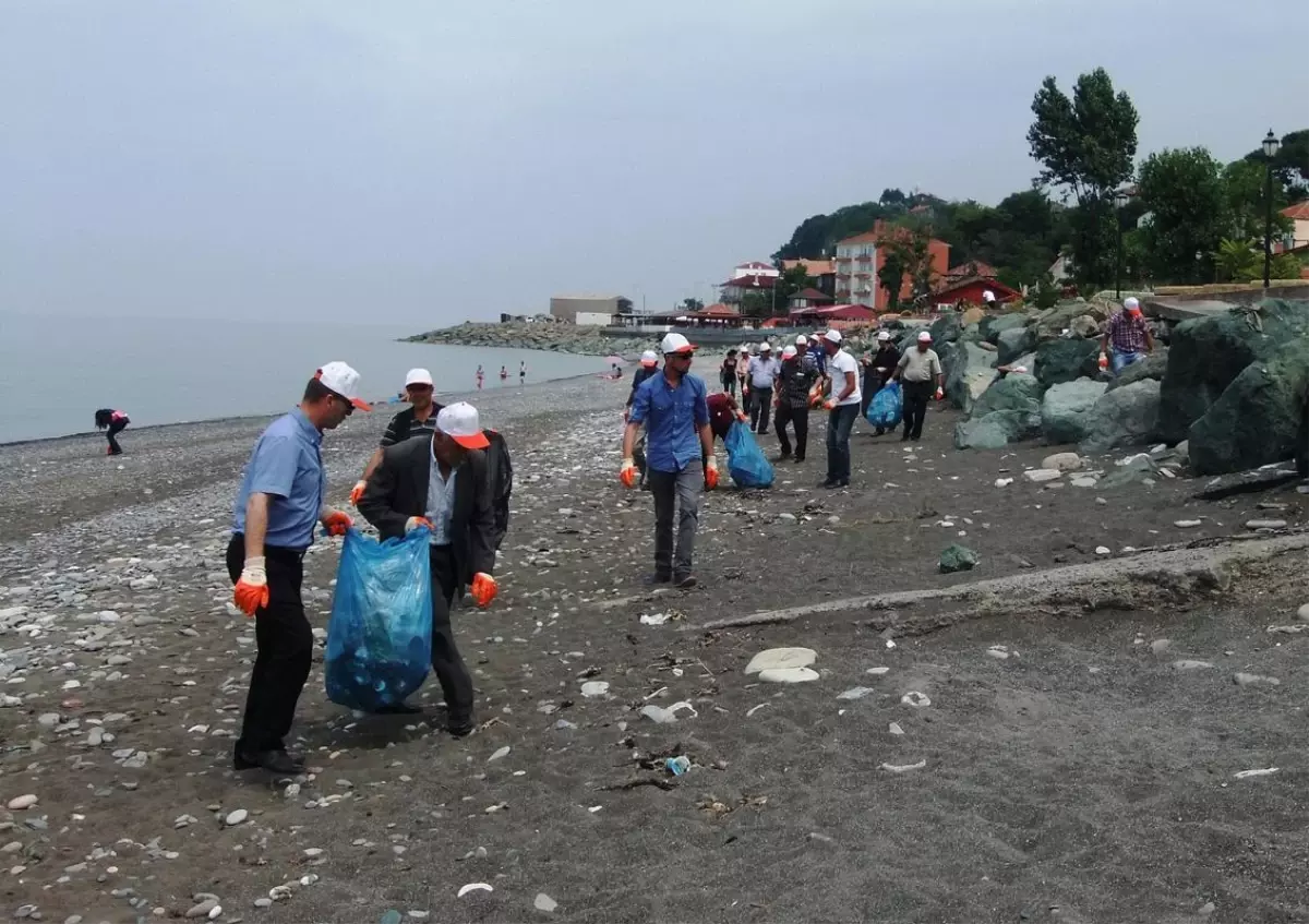 Cezalarını Sahili Temizleyerek Çekiyorlar