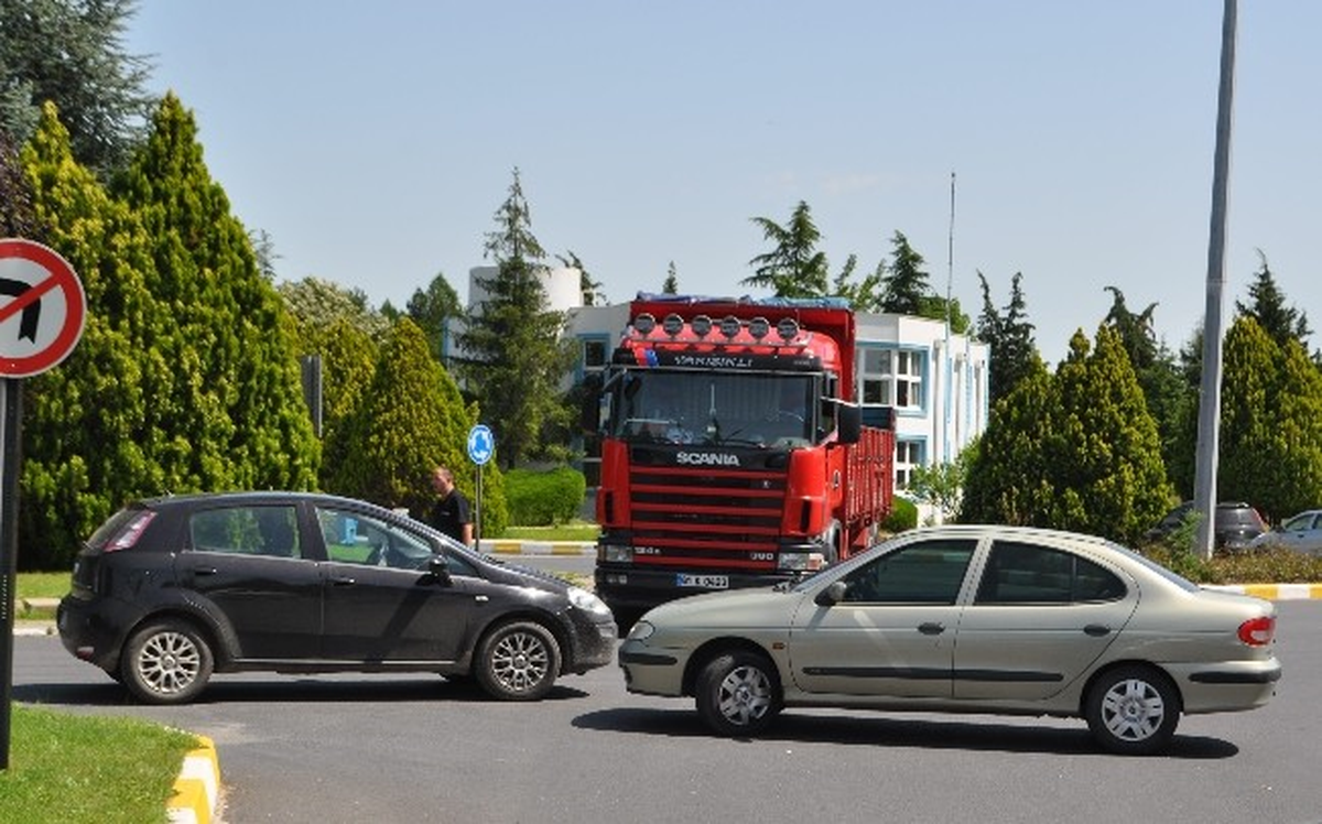 Grevdeki Şişecam İşçileri, Fabrikadaki Tır\'ların Geçişine İzin Vermedi
