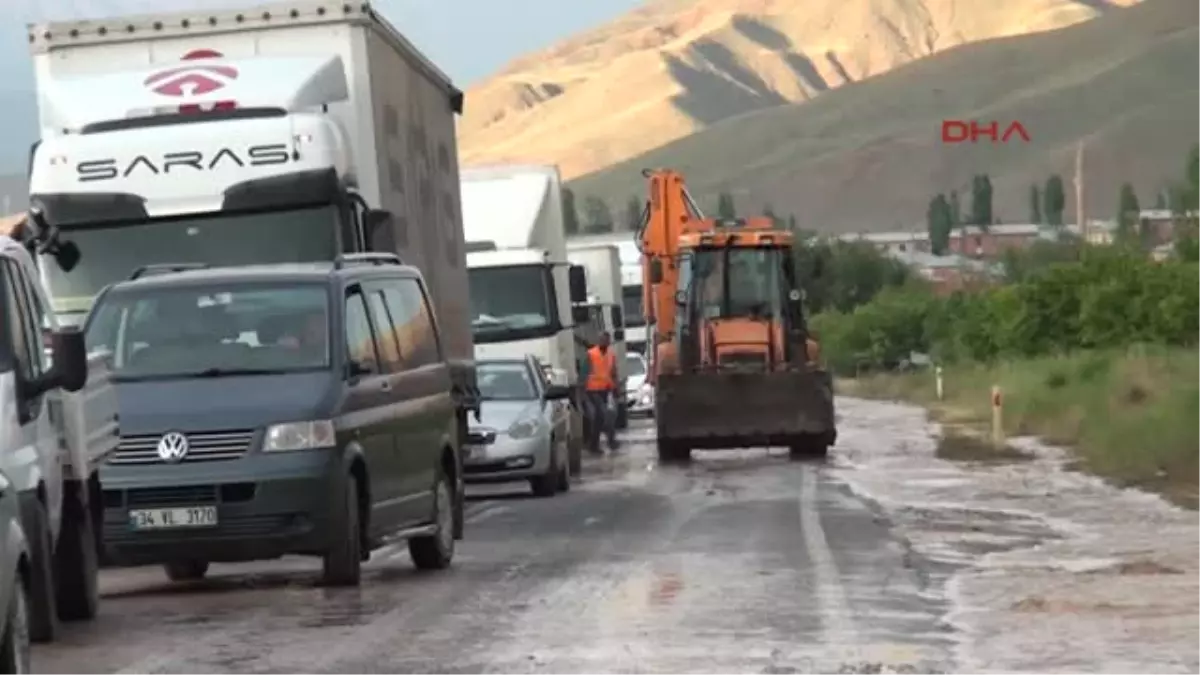 Iğdır Karayolunun 1 Saat Süreyle Trafiğe Kapanmasına Neden Oldu.