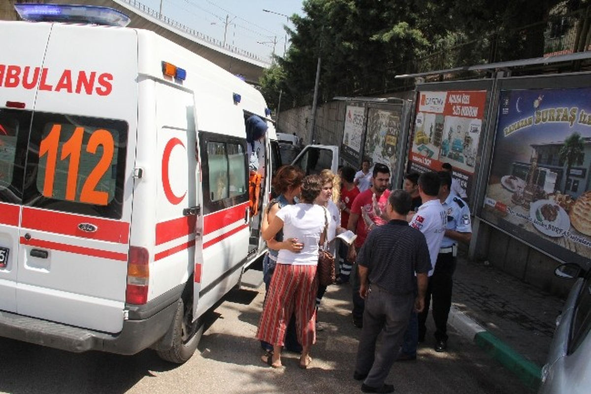 İstinat Duvarına Çarpan Kadın Sürücüyü Hava Yastığı Kurtardı